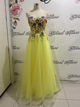 Load image into Gallery viewer, Mia yellow floral dress (with pockets and removable straps) without sleeves .