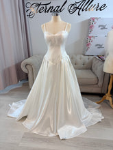 Load image into Gallery viewer, Sydney Wedding Dress with detachable short sleeves and strap (philippines butterfly sleeves).
