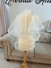 Load image into Gallery viewer, waterfall veil mini length
