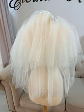 Load image into Gallery viewer, mini length pearls veil 4 layers.
