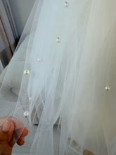 Load image into Gallery viewer, mini length pearls veil 4 layers.
