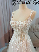 Load image into Gallery viewer, Jenny A-line lace wedding dress with pockets and slit .
