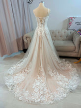Load image into Gallery viewer, Jenny A-line lace wedding dress with pockets and slit .
