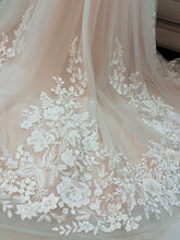 Load image into Gallery viewer, Jenny A-line lace wedding dress with pockets and slit .
