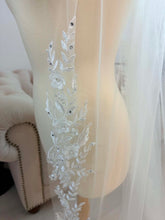 Load image into Gallery viewer, 3D beaded Lace long veil 3m.
