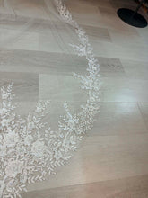 Load image into Gallery viewer, 3D beaded Lace long veil 3m.
