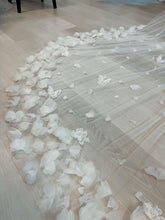 Load image into Gallery viewer, Tina wedding veil, 3D oganza flowers and butterflies, cathedral length 3m .
