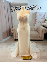 Load image into Gallery viewer, Sharae mermaid wedding dress .
