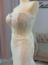 Load image into Gallery viewer, Sharae mermaid wedding dress .
