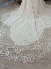 Load image into Gallery viewer, Sharae mermaid wedding dress .
