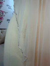 Load image into Gallery viewer, Beaded veil hips length
